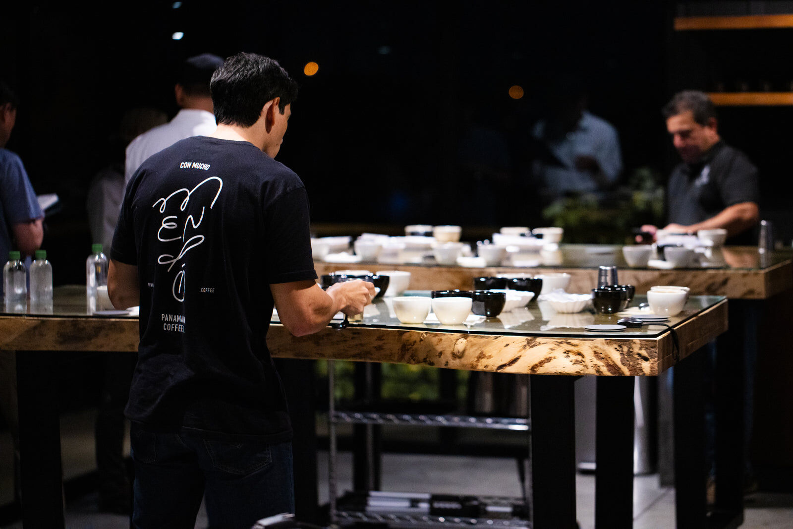 Mendó team at a cupping table
